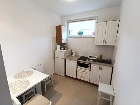 Aneks kuchenny z lodówką i stolikiem — Apartament letni 2, Zatoka Cydrowa w Stegnie