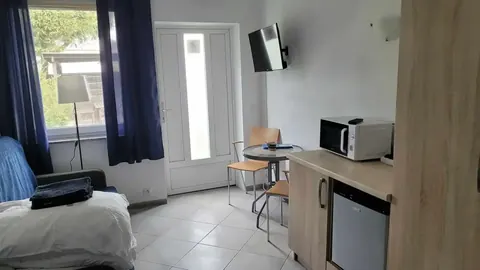 Pokój wakacyjny z mikrofalówką, lodówką i stolikiem przy oknie, Zatoka Cydrowa w Stegnie