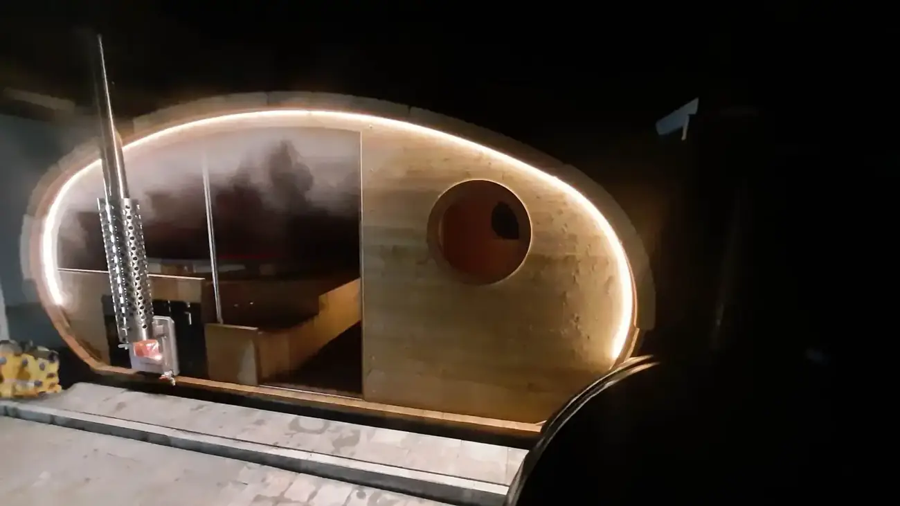 Illuminated sauna with a wooden jacuzzi at Zatoka Cydrowa