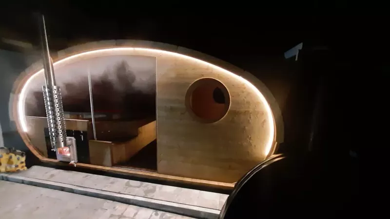 Zatoka Cydrowa Sauna nocą mocno oświetlona